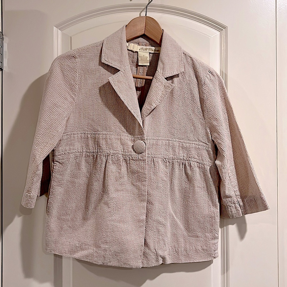 Light, cotton gingham patterned blazer top.